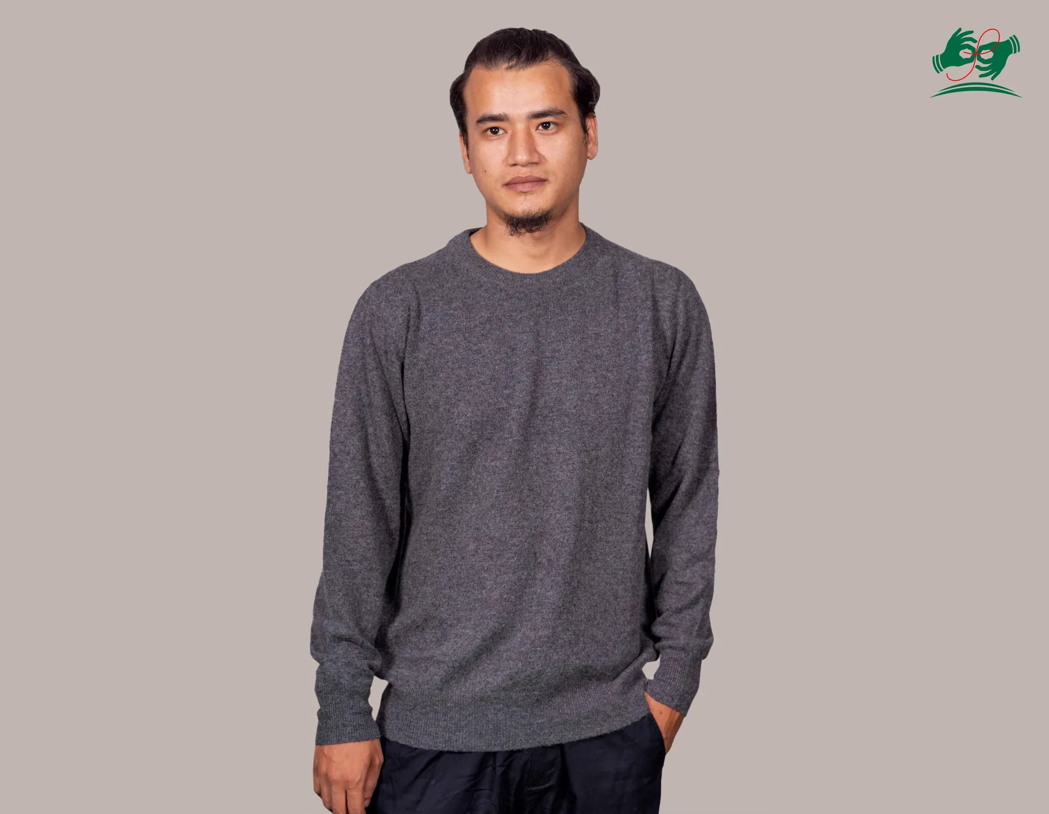 Crew Neck cashmere sweater in Graphite