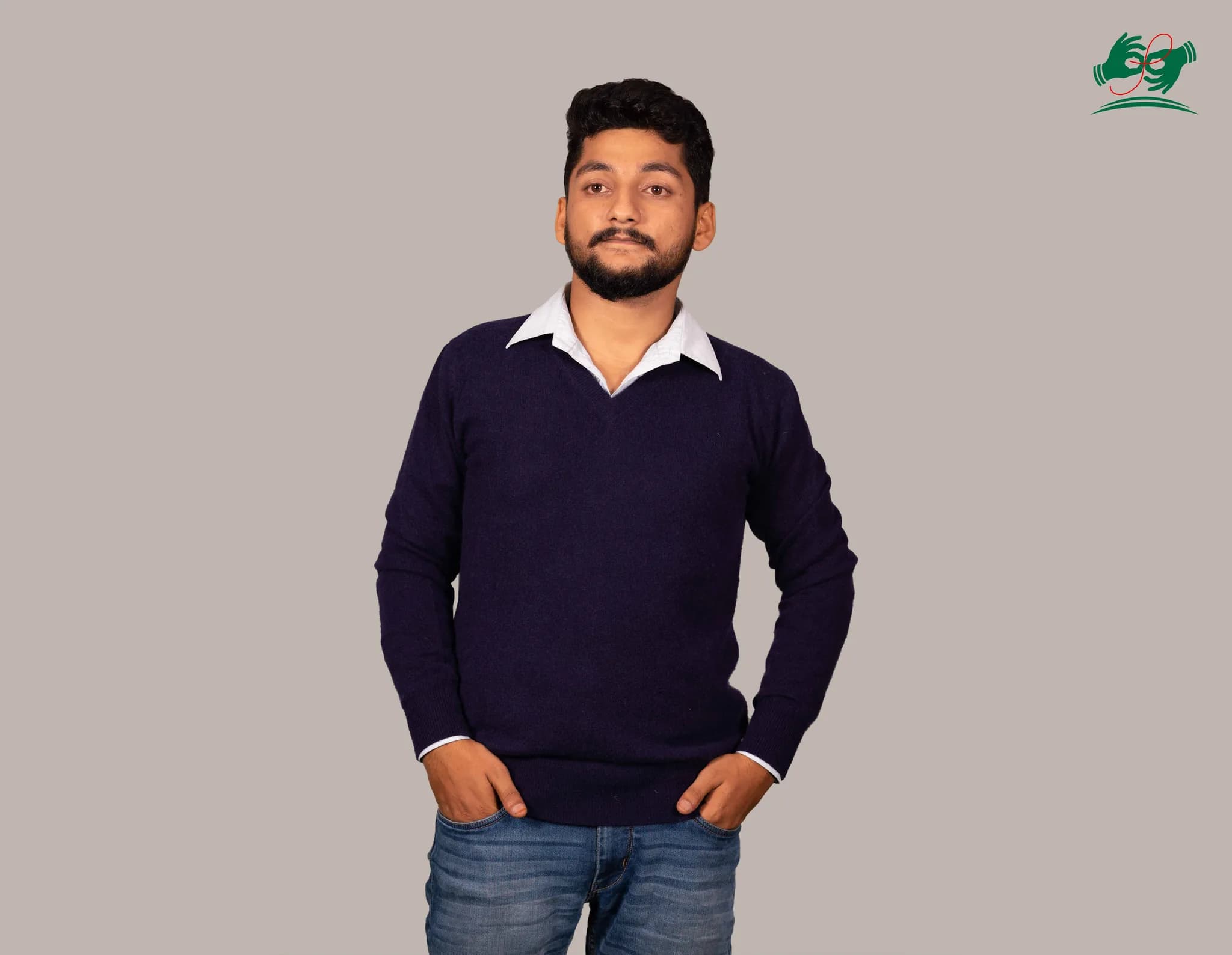 Men's V-Neck Cashmere Sweater in Midnight
