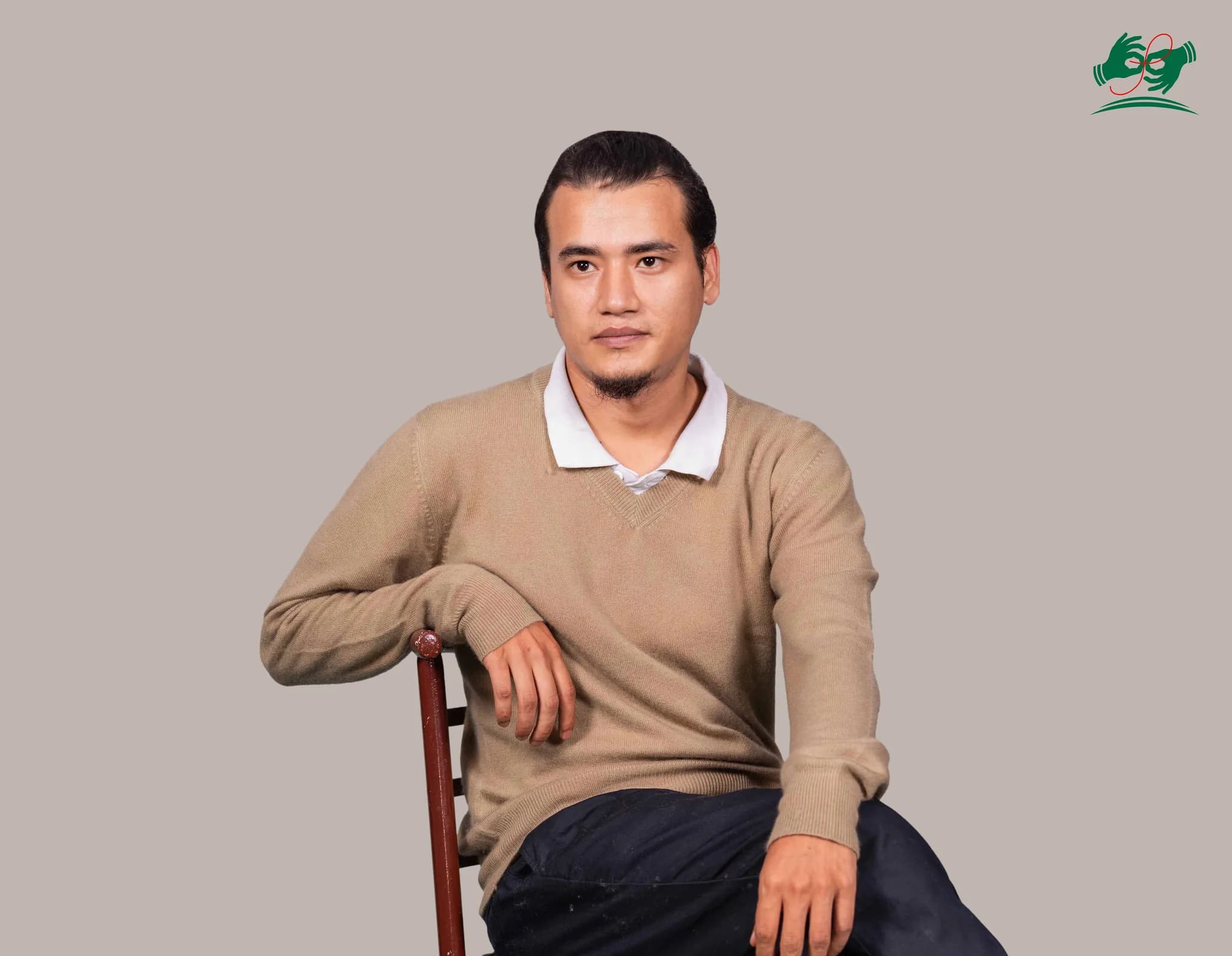 V-Neck cashmere sweater in Sandstone